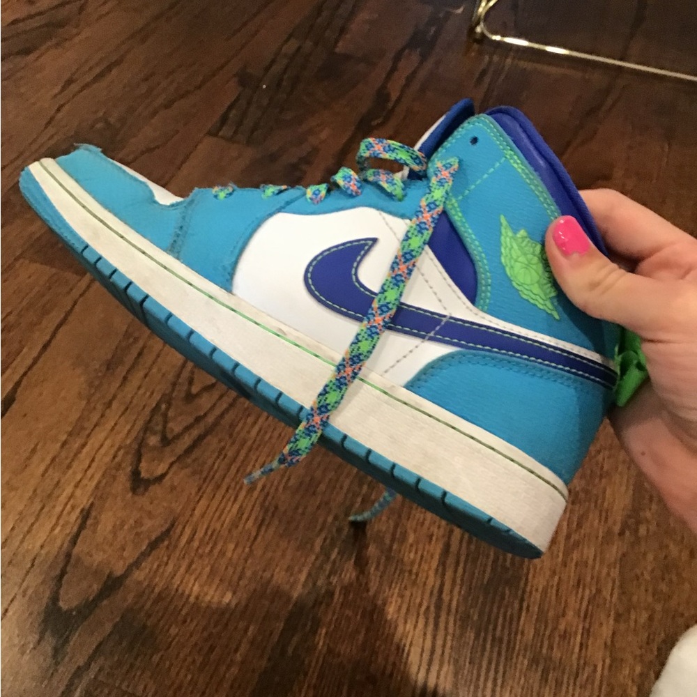 Air Jordan’s - size 6 youth….like new
